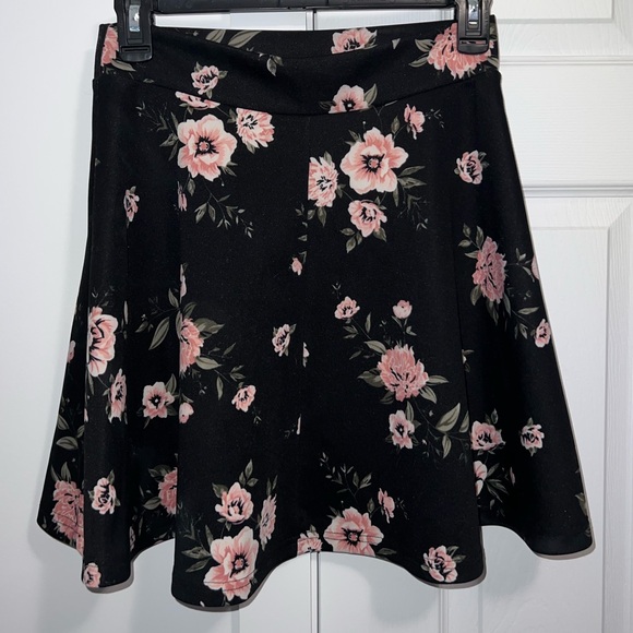 Black and pink floral skirt - Picture 2 of 3